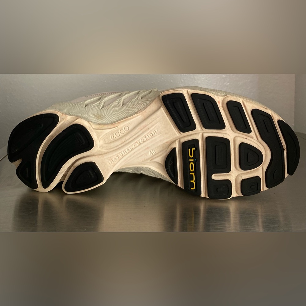 ECCO .. WOMENS WHITE ATHLETIC SHOES - Picture 12 of 12